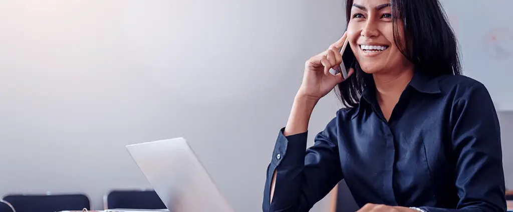 Woman recruiter talking on the phone with a franchise candidate.