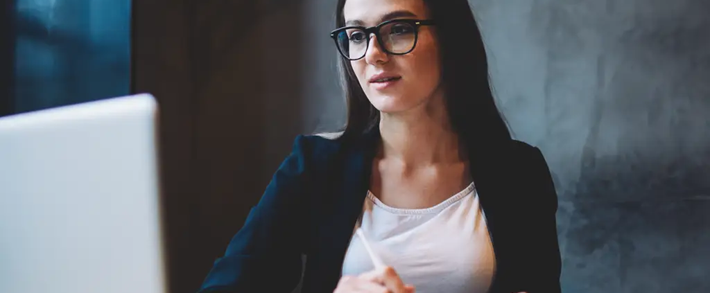 Young recruiter scheduling a franchisee candidate on her computer.